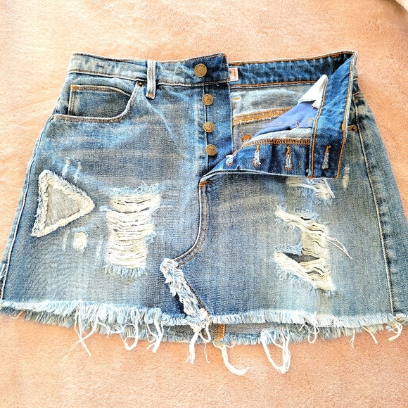 Guess Dresses & Skirts - 🌟HOST PICK Guess Vintage Low Rise Distressed Denim Mini Skirt